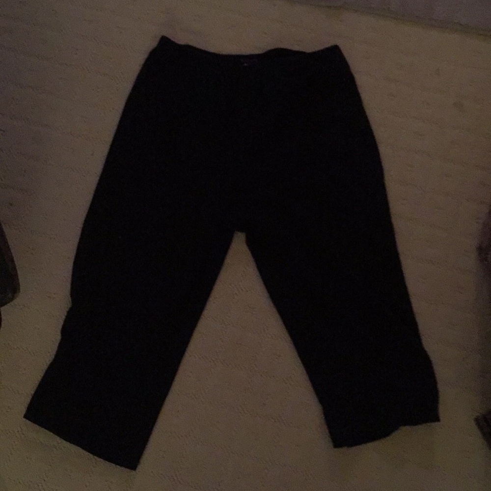 Black capris